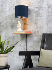 Good&Mojo Wandleuchte Andes Bambus in Jeansblau mit Leinenschirm, an Betonwand mit Regalboard und Dekofigur.