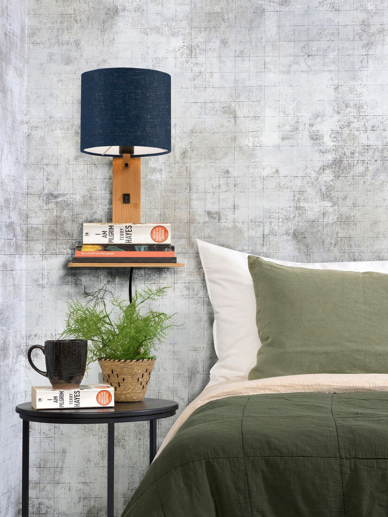 Good&Mojo Wandleuchte Andes aus Bambus mit Leinenschirm in Jeansblau, an der Wand über Regal und Bett.