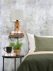 Good&Mojo Wandleuchte Andes Bambus mit Leinenschirm in Hell: Wandlampe mit Bambusgestell und Ablage, darüber Bücher, am Bett.