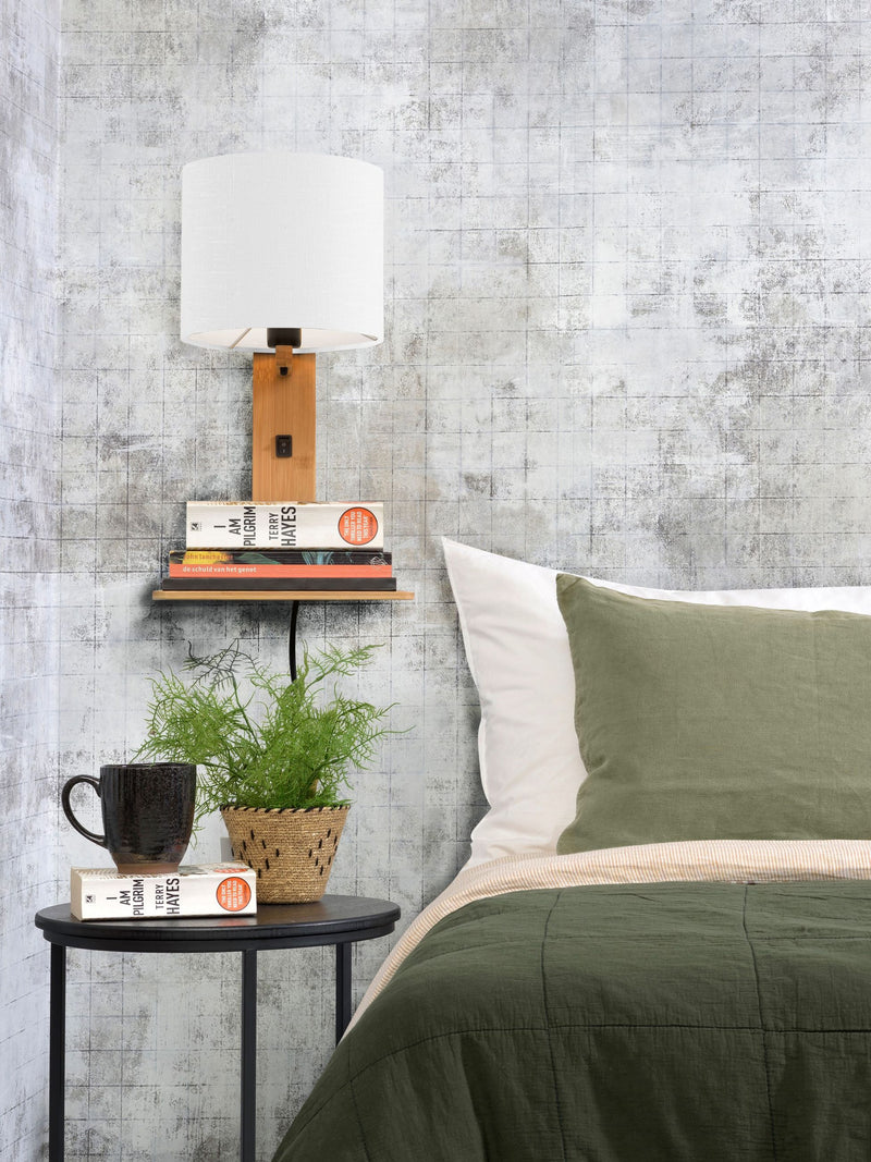 Wandleuchte Andes von Good&Mojo mit weißem Leinenschirm und Bambusgestell, mit Ablage und Büchern im Schlafzimmer.