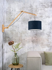 Wandleuchte Andes von Good&Mojo mit hellem Bambusarm und rundem jeansblauem Leinenschirm, an heller Wand montiert.