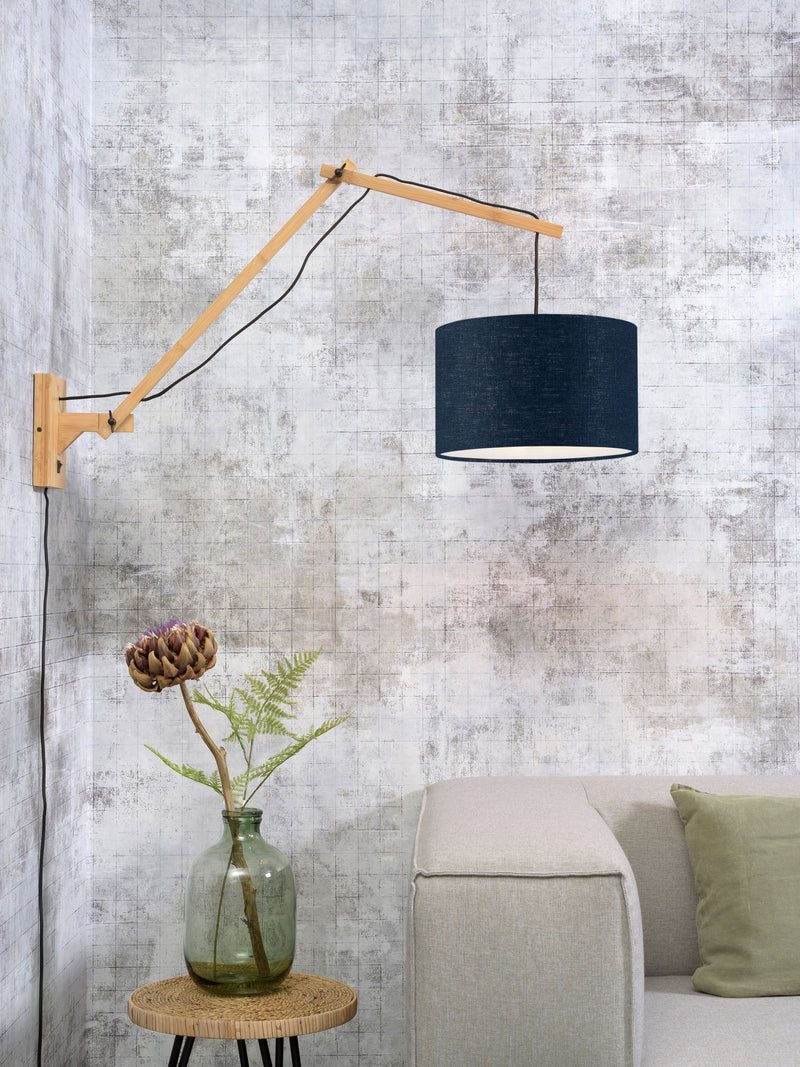 Wandleuchte Andes von Good&Mojo mit hellem Bambusarm und rundem jeansblauem Leinenschirm, an heller Wand montiert.