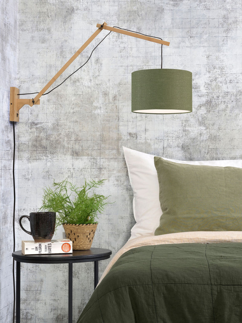 Gesamtansicht der Good&Mojo Wandleuchte Andes mit Bambusgestell und grünem Leinenschirm über einem Bett.