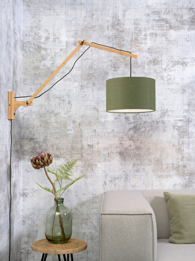 Wandleuchte Andes mit Bambusarm und rundem waldgrünem Leinenschirm, montiert an einer hellgrau strukturierten Wand.