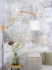 Wandleuchte Andes von Good&Mojo mit hellem Bambusarm und weißem rundem Leinenschirm, an einer grauen Wand montiert.