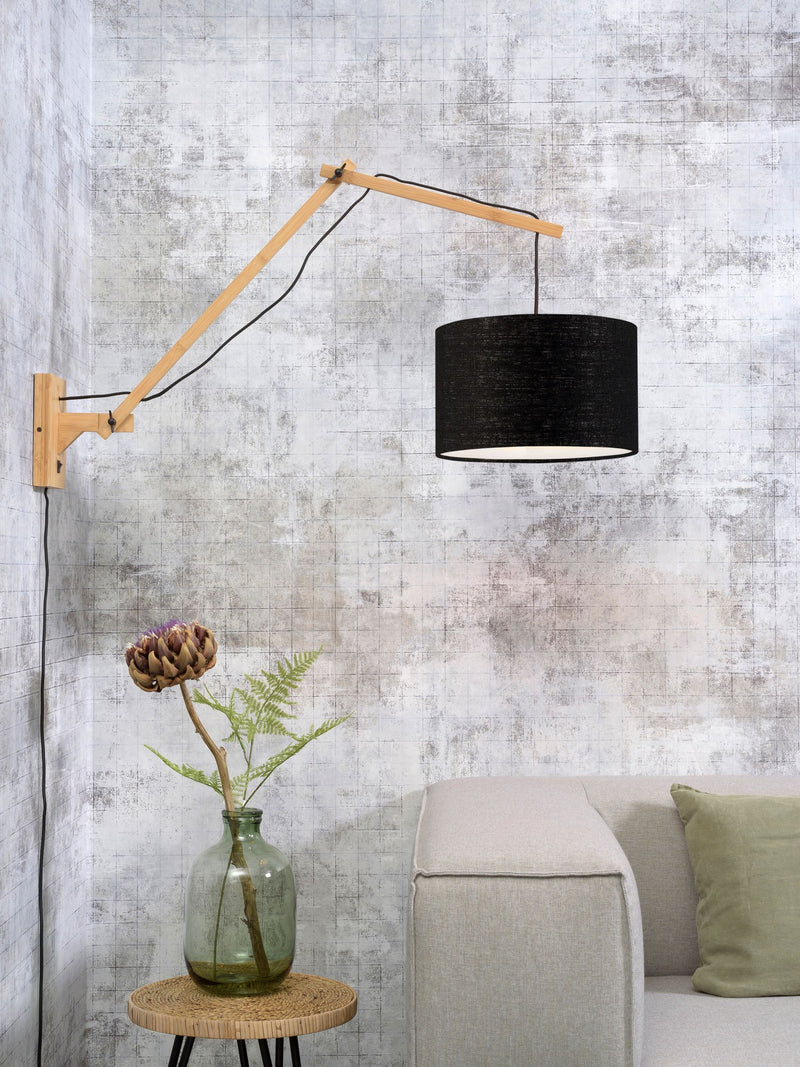 Good&Mojo Wandleuchte Andes aus Bambus mit schwarzem, rundem Leinenschirm, an einer Wand mit Sofa montiert.