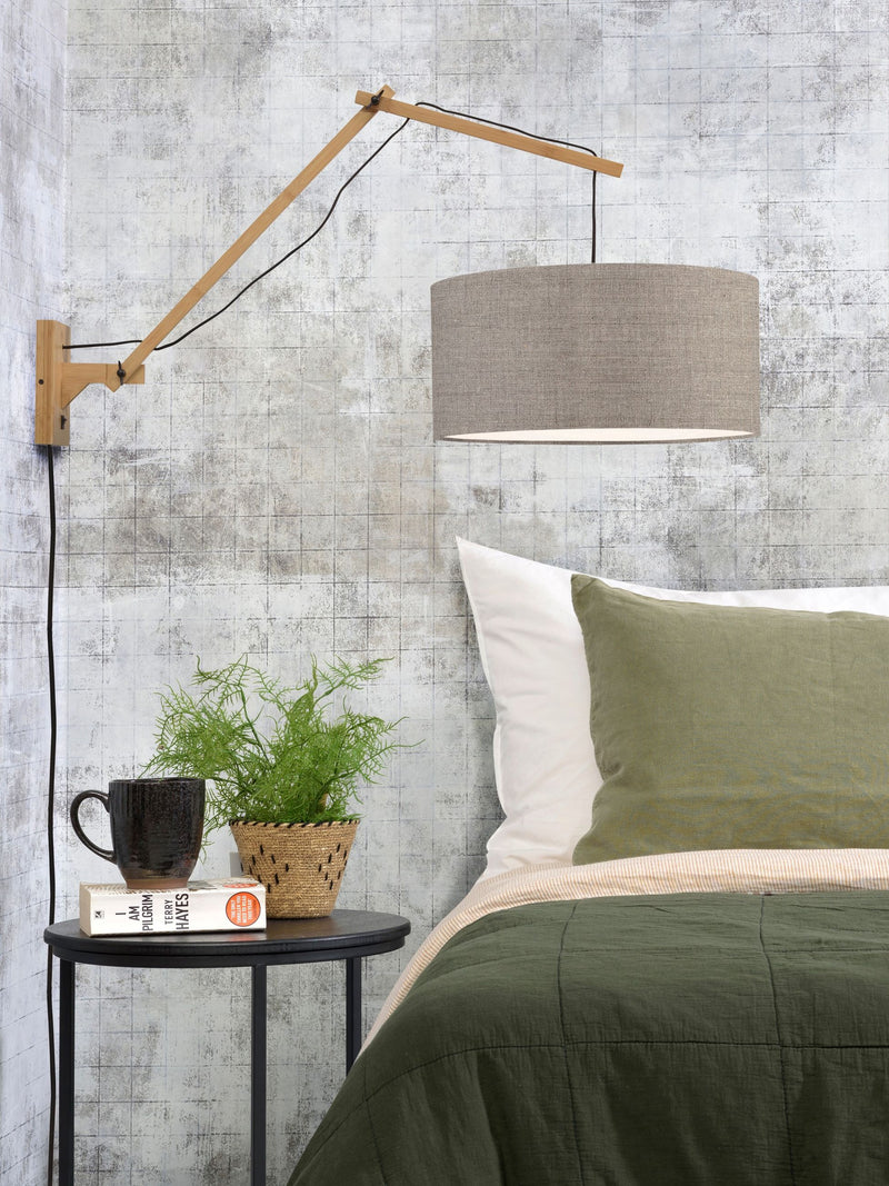Wandleuchte Andes von Good&Mojo mit Bambusarm und grauem Leinenschirm, über einem Bett mit grünem Bezug montiert.