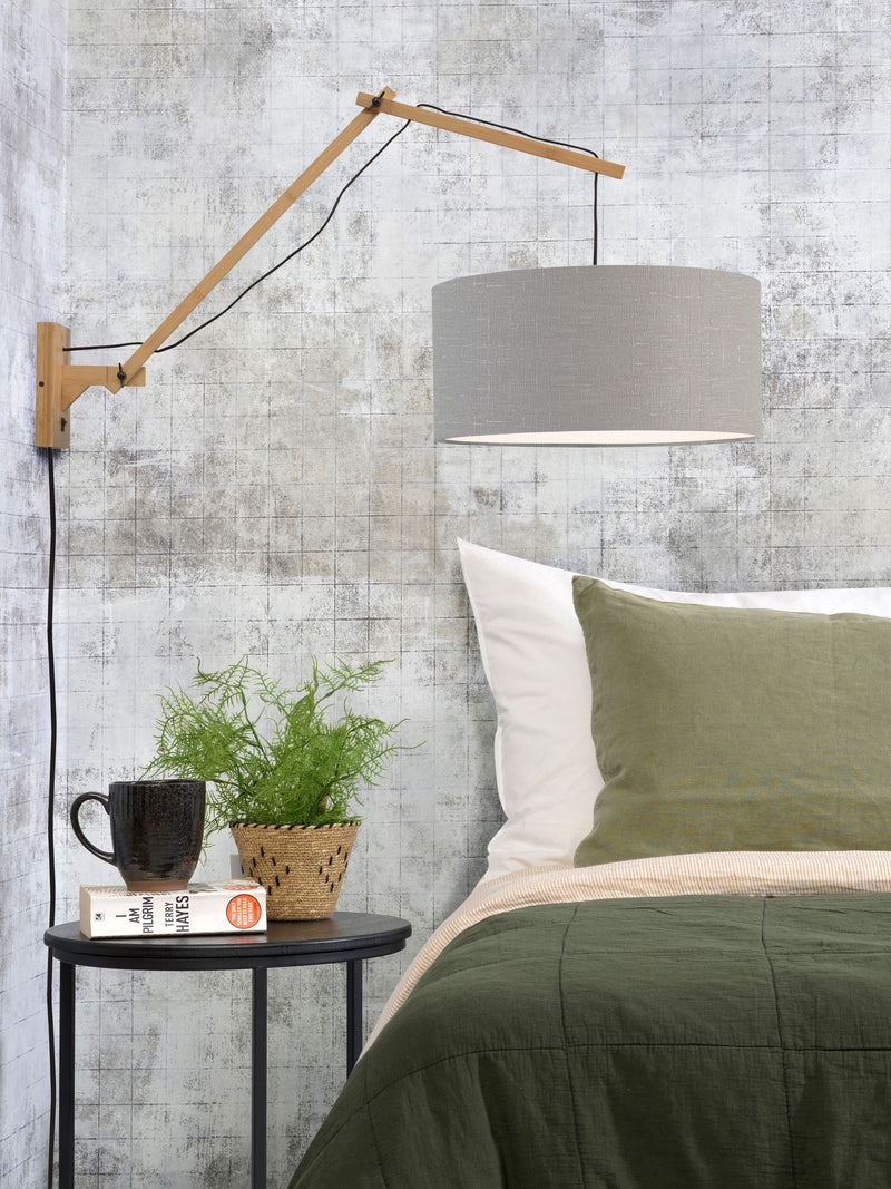Wandleuchte Andes von Good&Mojo mit hellgrauem Leinenschirm und Bambusarm, an einem Bett montiert.