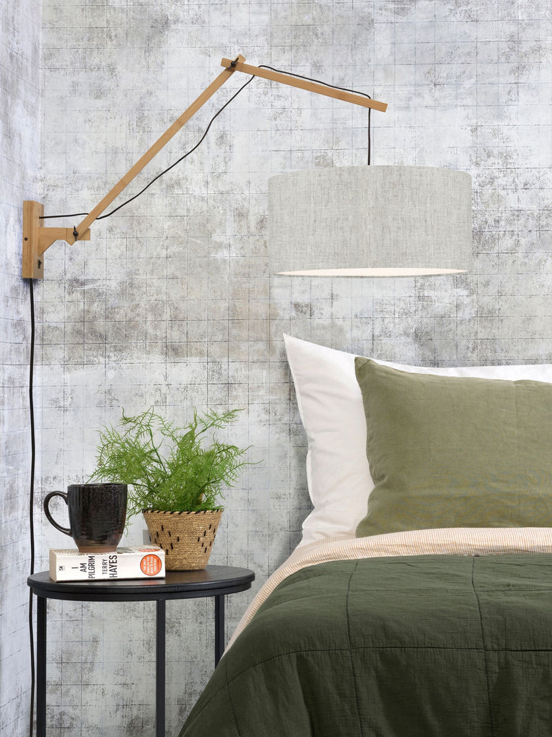 Wandleuchte Andes von Good&Mojo mit hellem Leinenschirm und Bambusarm, im Schlafzimmer über dem Bett montiert.