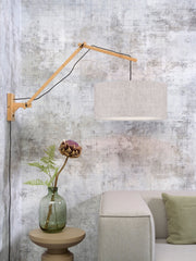 Good&Mojo Wandleuchte Andes aus Bambus mit hellem Leinenschirm, ausgeklappt an Wand im Wohnraum montiert.