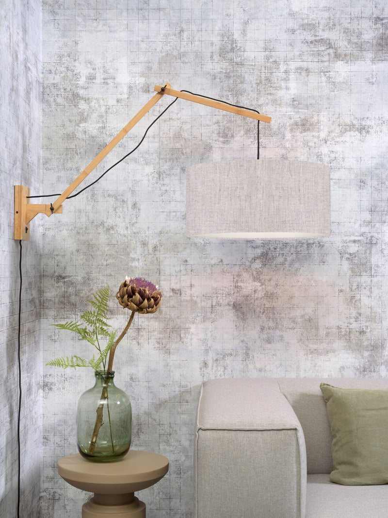 Good&Mojo Wandleuchte Andes aus Bambus mit hellem Leinenschirm, ausgeklappt an Wand im Wohnraum montiert.