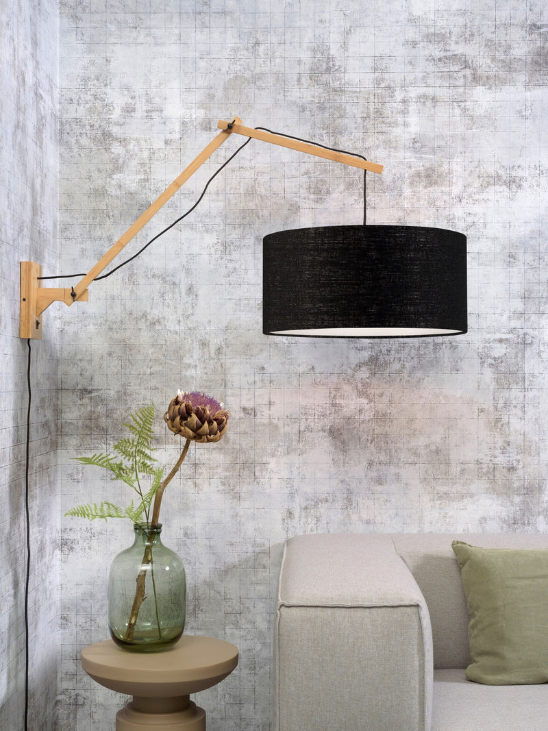 Wandleuchte Andes von Good&Mojo mit schwarzem Leinenschirm und ausladendem Bambusarm an heller Wand