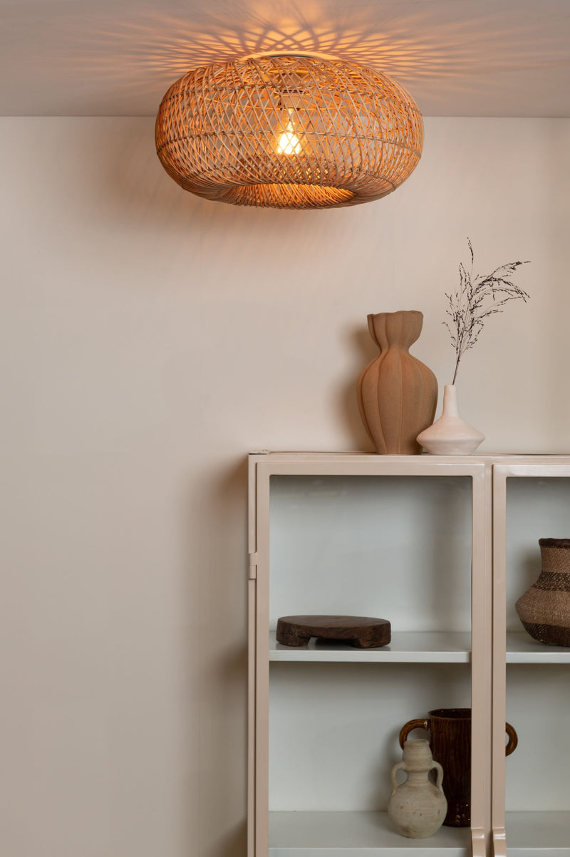 Deckenleuchte Arizona von Good&Mojo aus Rattan in Natur, mit eingeschaltetem Licht und Schattenmuster an der Decke