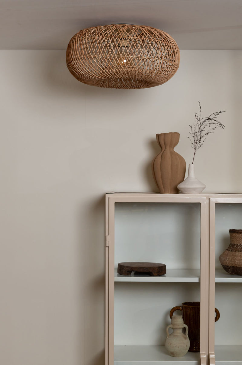 Good&Mojo Deckenleuchte Arizona aus Rattan in Natur, an der Decke über einem beigen Metallschrank mit Vasen.