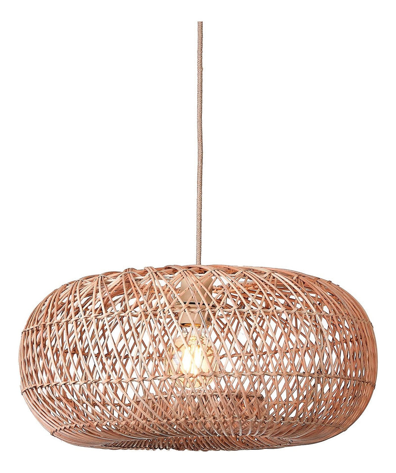 Hängeleuchte Arizona aus Rattan in Natur mit ovalem, gitterartigem Geflecht und sichtbarer Glühbirne im Inneren.