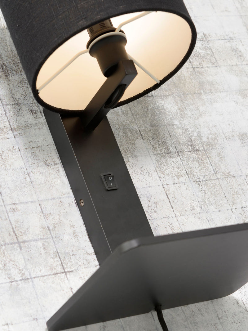Good&Mojo Wandleuchte Andes: Detailansicht mit schwarzem Leinenschirm, schwarzem Gestell und Schalter am Lampenarm.