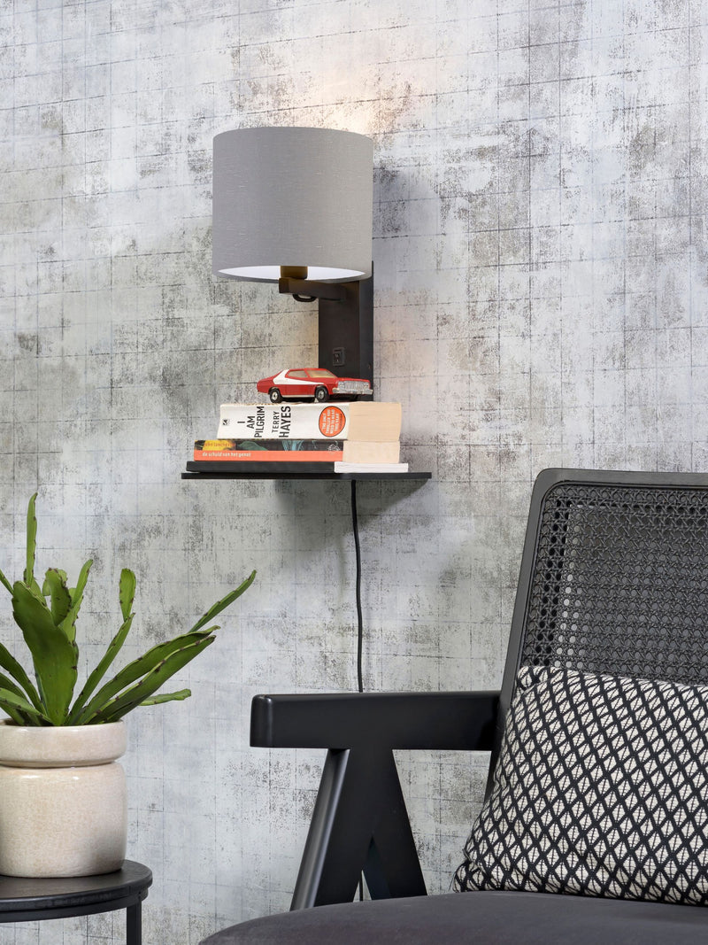 Good&Mojo Wandleuchte Andes mit hellgrauem Leinenschirm und schwarzem Bambusgestell, mit Regalboard an der Wand