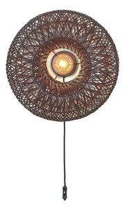 Runde Wandleuchte Arizona von Good&Mojo mit dunkelbraunem Rattangeflecht, zentraler Glühlampe und Schalterkabel.