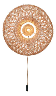 Runde Wandleuchte Arizona von Good&Mojo mit geflochtenem Rattan-Schirm in Naturtönen und sichtbarem Zugschalter am Kabel.