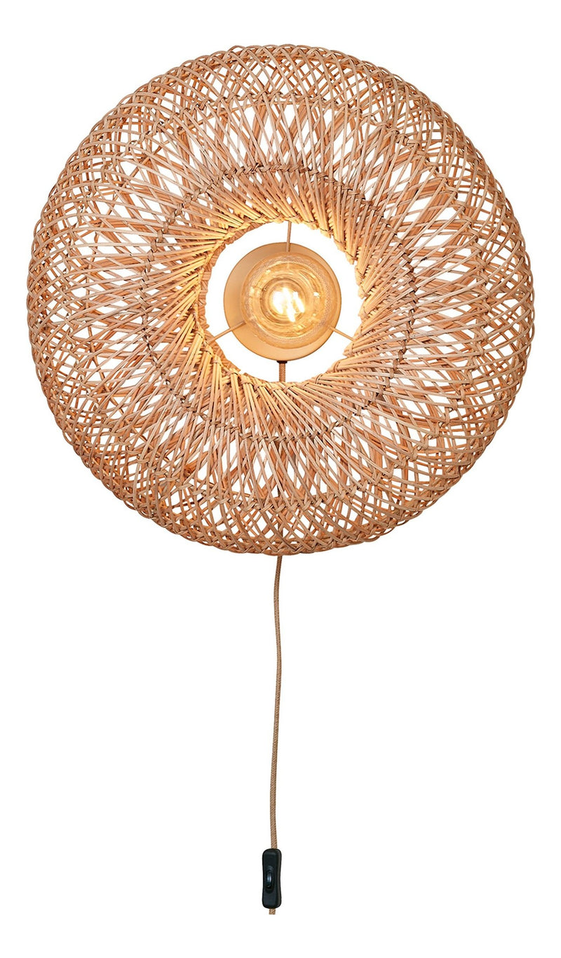 Runde Wandleuchte Arizona von Good&Mojo mit geflochtenem Rattan-Schirm in Naturtönen und sichtbarem Zugschalter am Kabel.