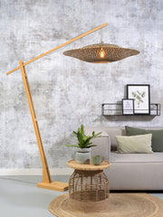 Stehleuchte Bali von Good&Mojo aus Bambus mit geflochtenem Naturschirm, schräg über einem Sofa im Wohnraum