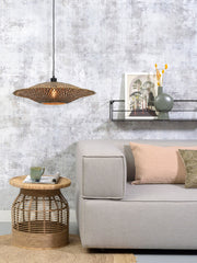 Hängeleuchte Bali von Good&Mojo aus Bambus in Natur/Schwarz über einem Sofa in einem Wohnzimmer mit Beistelltisch aus Rattan.