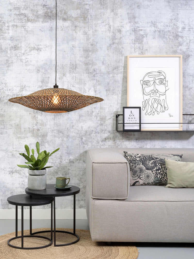 Good&Mojo Hängeleuchte Bali aus Bambus in Natur/Schwarz, hängt über einem Sofa in einem Wohnzimmer mit Beton-Optik