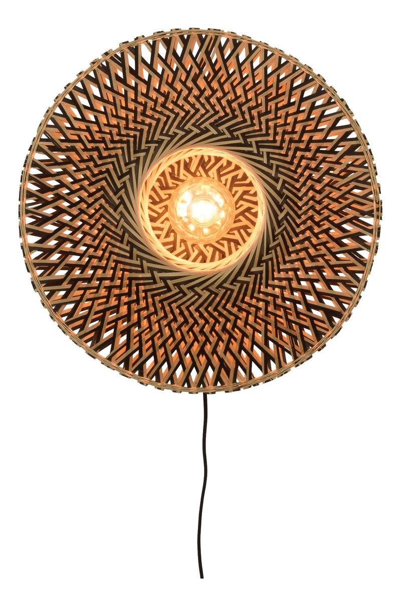 Runde Wandleuchte Bali von Good&Mojo aus geflochtenem Bambus in Natur und Schwarz, mit eingeschalteter Glühbirne im Zentrum.