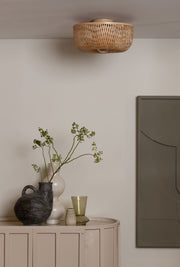 Deckenleuchte Barbados von Good&Mojo aus Bambus in Natur, montiert an der Decke über einem beigen Sideboard mit Vasen.