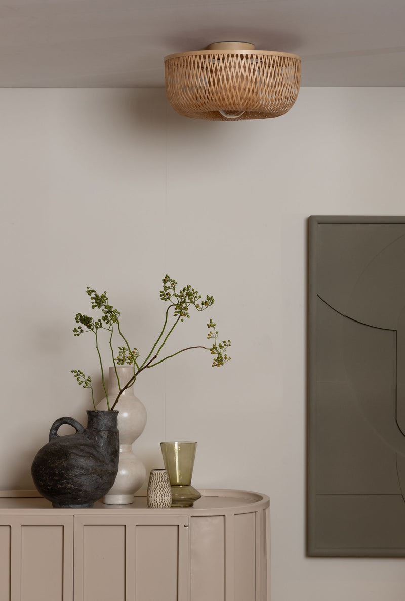 Deckenleuchte Barbados von Good&Mojo aus Bambus in Natur, montiert an der Decke über einem beigen Sideboard mit Vasen.