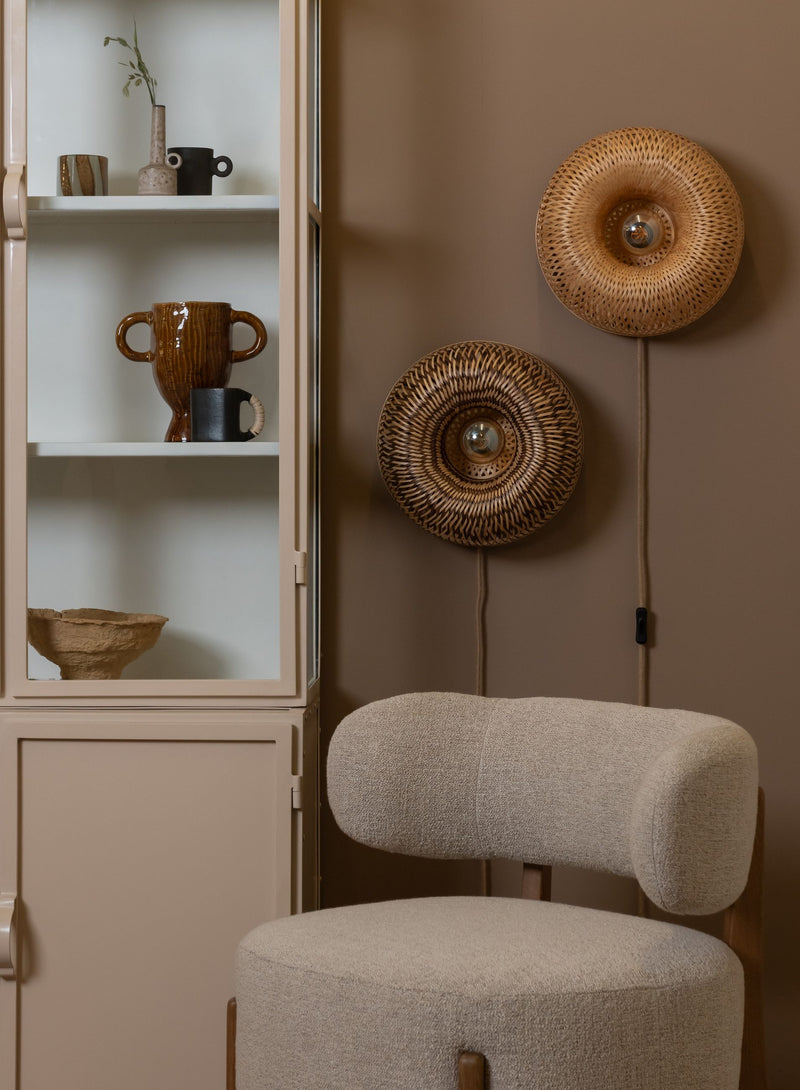 Wandleuchte Barbados von Good&Mojo aus Bambus in Natur, mit rundem, geflochtenem Schirm an der Wand, dazu Kabel und Schalter.