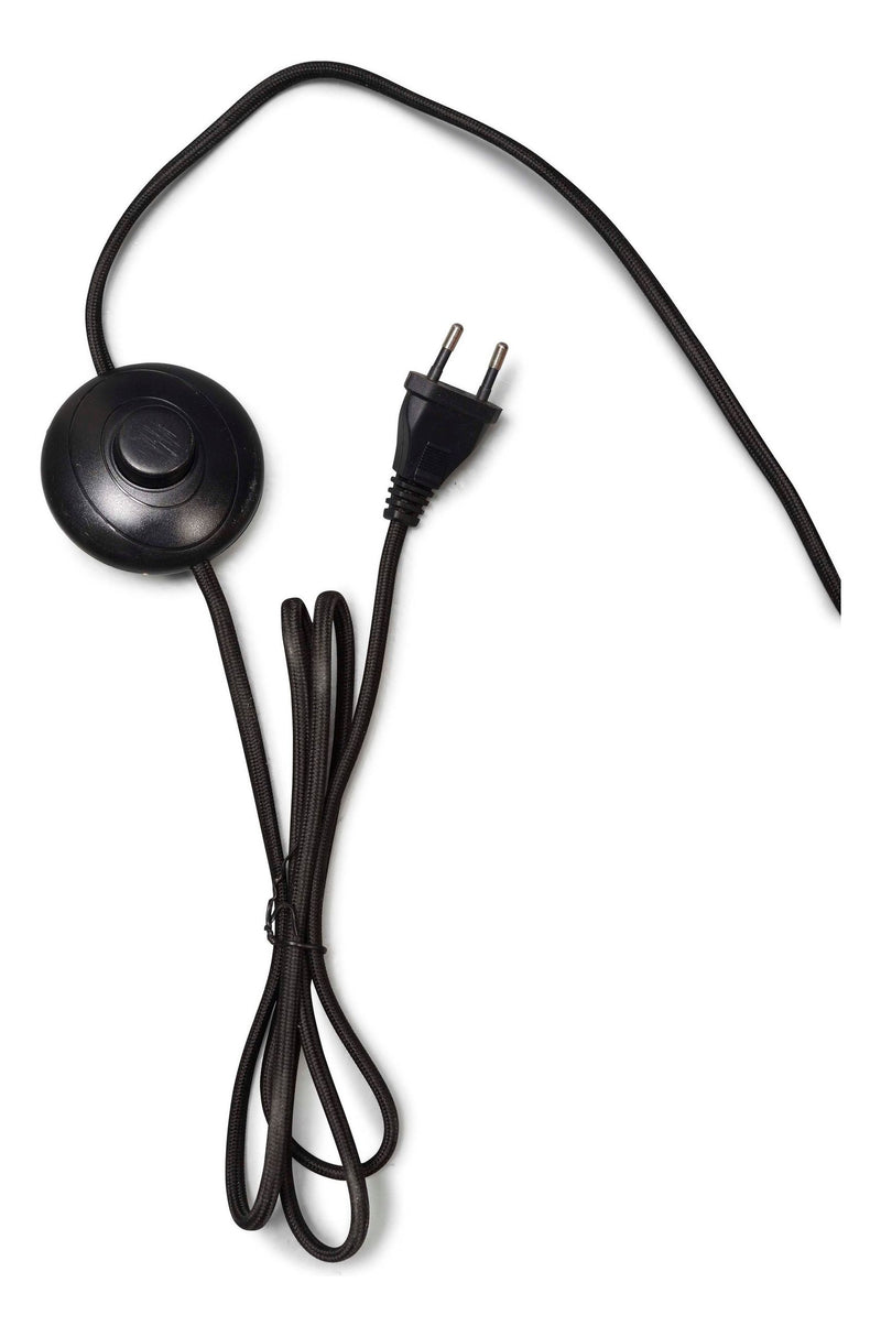 Schwarzes, textilumflochtenes Kabel mit runder Fußschalter-Einheit und Eurostecker – Detail der Good&Mojo Stehleuchte Bhutan.