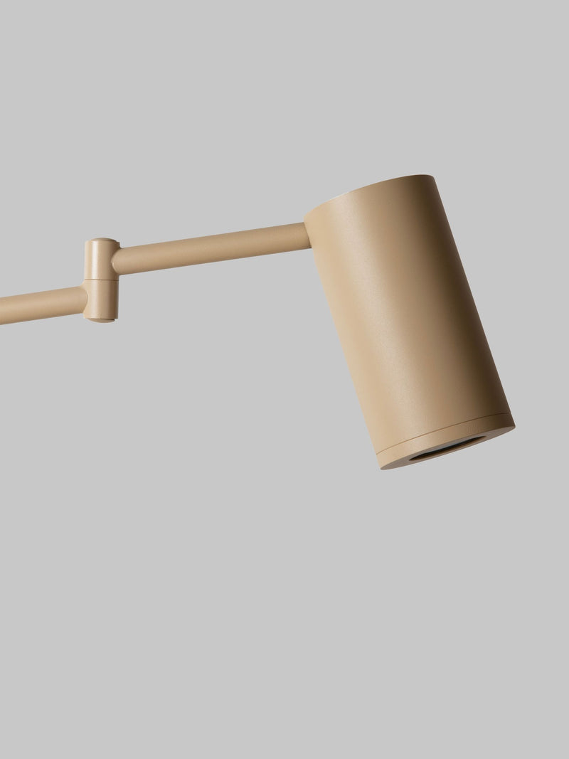 It's about RoMi Tischleuchte Bilbao in Beige: Detailansicht des beigen Lampenschirms mit dem schwenkbaren Arm aus Eisen.