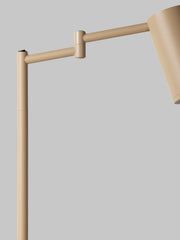 It's about RoMi Tischleuchte Bilbao in Beige: Detailansicht des schwenkbaren Gelenkarms mit konischem Schirm aus Eisen.