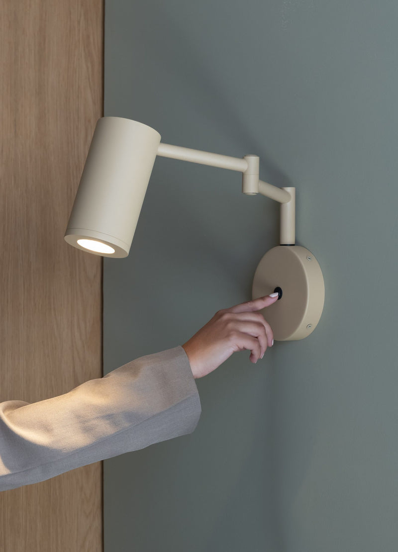 Beige Wandleuchte It's about RoMi Bilbao mit schwenkbarem Eisenarm, an der Wand montiert, Schalter am Wandteller.