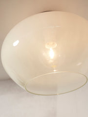 Detailansicht der RoMi Deckenleuchte Bologna aus milchweißem Glas mit sichtbarer Glühbirne im Inneren des Schirms.