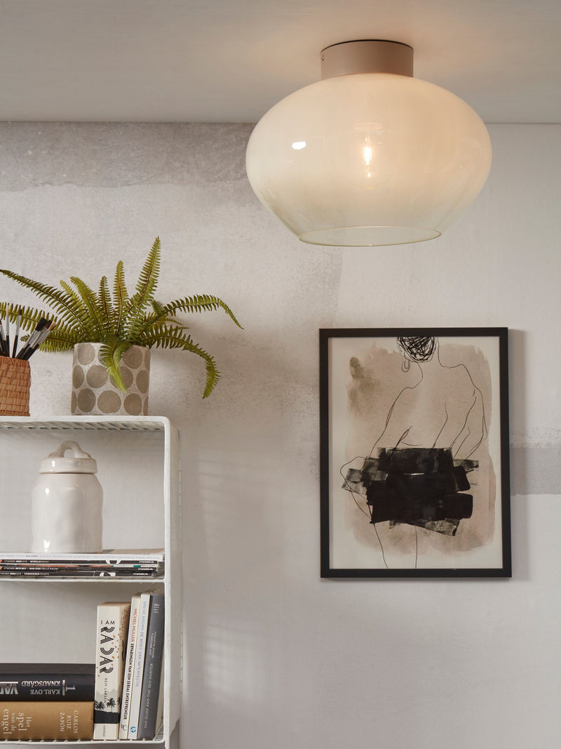 Deckenleuchte Bologna aus milchweißem Glas, an der Decke montiert, mit Pflanze und Bücherregal im Hintergrund.
