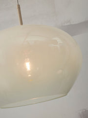 It’s about RoMi Hängeleuchte Bologna mit cremeweißem Glasschirm, Nahansicht mit eingeschalteter Glühbirne im Inneren.