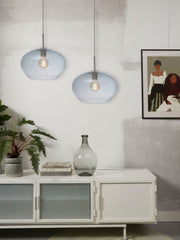 Zwei blaugraue Glas-Hängeleuchten Bologna von It's about RoMi mit Glasschirm, eine Gesamtansicht über einem weißen Sideboard.