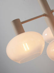Detailansicht der weißen 4-flammigen Hängeleuchte It's about RoMi Bologna mit opaken Glasschirmen und glühendem Leuchtmittel.