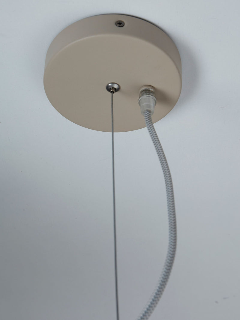 Deckenbaldachin einer Hängeleuchte in Beige-Taupe mit mittigem Stahlseil und Textilkabel der It's about RoMi Bologna Hängeleuchte.
