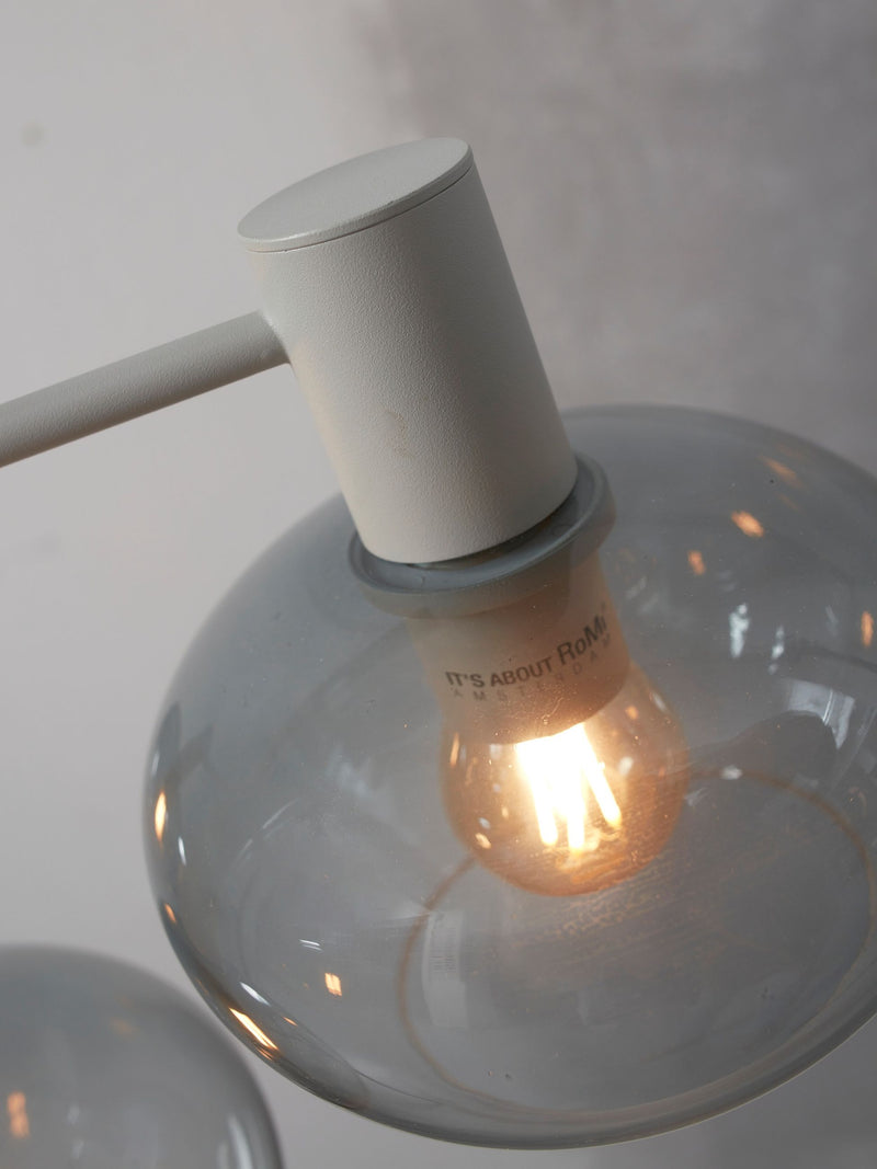 Detailansicht der weißen Hängeleuchte "It's about RoMi Bologna" mit grauem Rauchglasschirm und sichtbarer Glühlampe