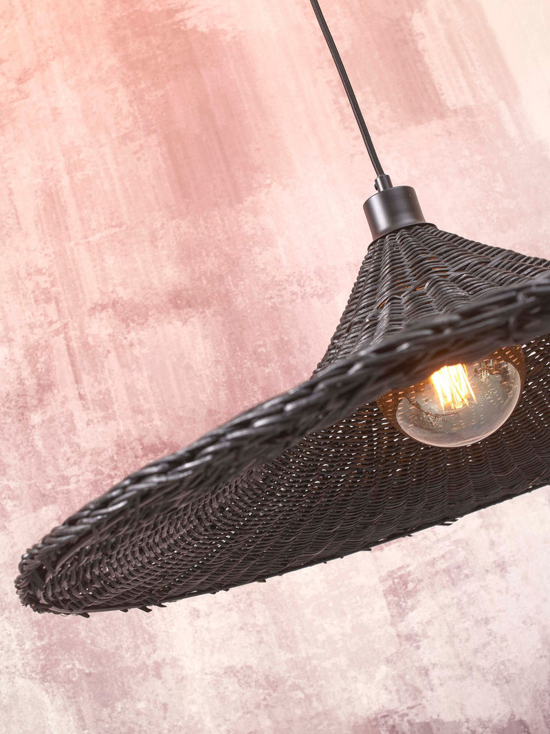 Good&Mojo Hängeleuchte Borabora in Schwarz: Detail des geflochtenen Rattanschirms mit Glühlampe und Eisenaufhängung.