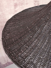 Detailansicht des schwarzen Rattan-Geflechts der Hängeleuchte Good&Mojo Borabora mit gewölbter Schirmform.