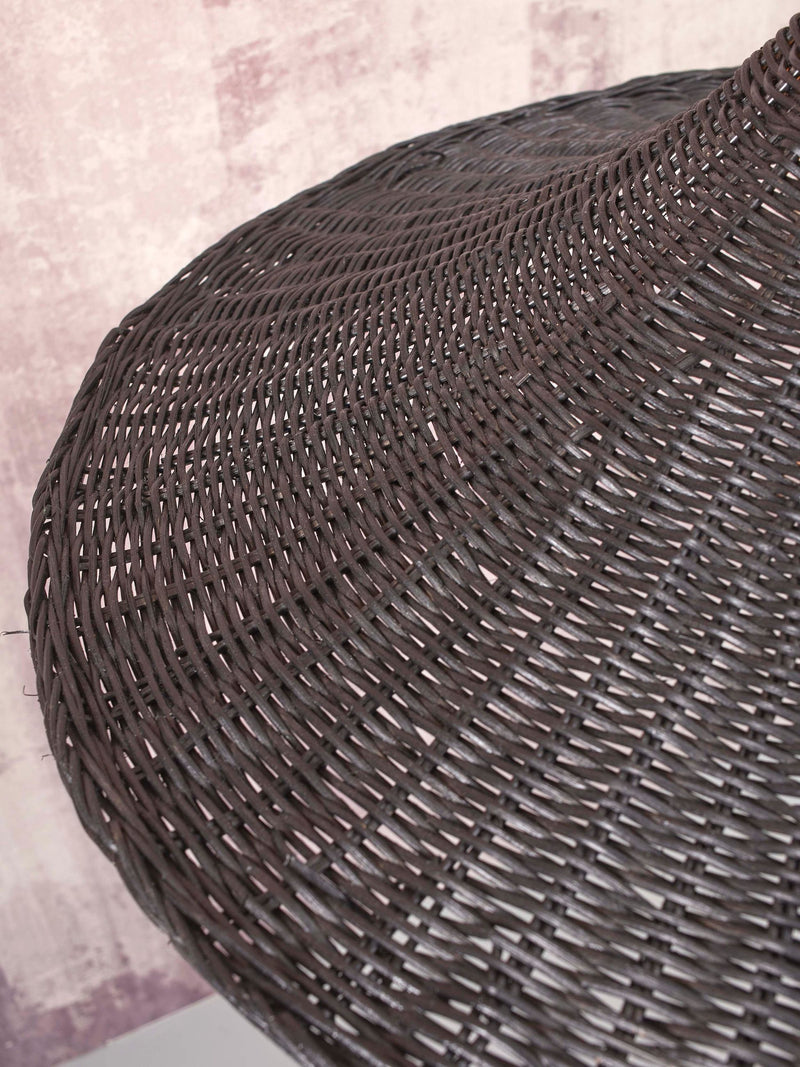 Detailansicht des schwarzen Rattan-Geflechts der Hängeleuchte Good&Mojo Borabora mit gewölbter Schirmform.