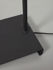 Detailansicht des schwarzen Fußes der It's about RoMi Stehleuchte Bordeaux aus Eisen mit rechteckiger Bodenplatte