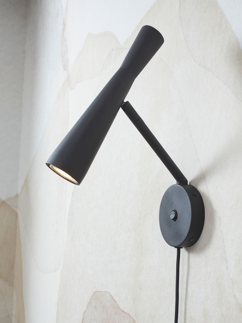Schwarze Wandleuchte RoMi Bordeaux mit schwenkbarem Schirm aus Eisen, Schalter am Wandteller und Kabel.