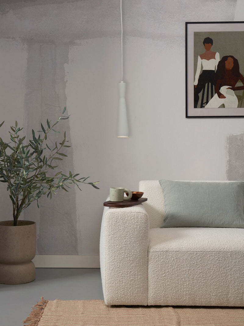 Hellgraue Hängeleuchte "It's about RoMi Hängeleuchte Bordeaux" aus Eisen hängt über einem Bouclé-Sofa.
