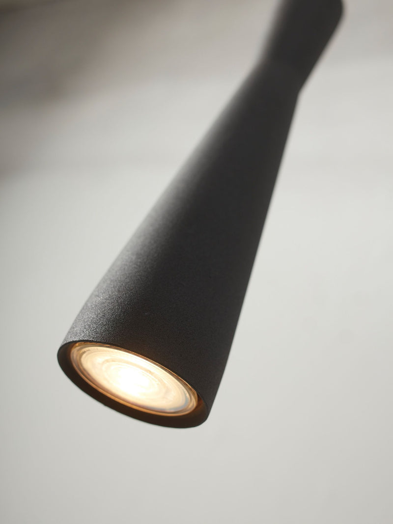 It's about RoMi Hängeleuchte Bordeaux in Schwarz: Detailansicht des schwarzen Eisenschirms mit leuchtender Lampe.