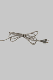 Graues, textilummanteltes Stromkabel mit Eurostecker, lose zur Schlaufe gebunden – It's about RoMi Stehleuchte Boston